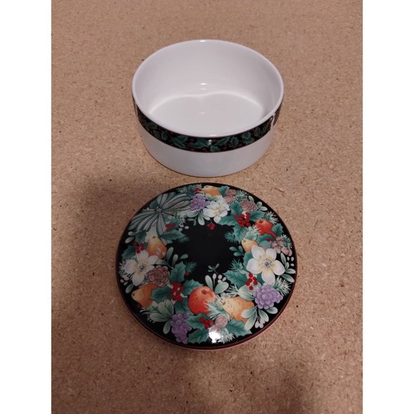 Mikasa Festive Wreath Trinket Box Maxima FX071 Japan 4 3/4" Round Christmas - Picture 2 of 6